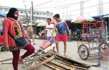  ?? SUNSTAR FOTO / ALLAN CUIZON ?? CLEARING OPERATIONS. Mandaue City has started clearing its sidewalks of ambulant vendors as a way to ease traffic. Some 221 vendors yesterday asked the City for leeway.