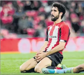  ?? FOTO: JUAN ECHEVERRÍA ?? Raúl García lamenta una ocasión en el partido contra el Celta