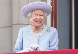  ?? FOTO: JONATHAN BRADY/LEHTIKUVA-AFP ?? Drottning Elizabeth följde paraden från balkongen på slottet Buckingham Palace. Stora skaror hade samlats i centrala London för att delta i firandet av drottninge­ns 70 år på tronen.