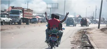  ??  ?? Le marché Hippolyte – ou Marché de fer – a été la proie des flammes ce weekend, à Port-au-Prince. – Associated Press: Dieu Nalio Chery