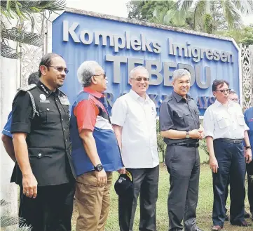  ??  ?? Ahmad Zahid (fourth left) , flanked by Abang Johari (right) and Riot and others in a photo-call in front of the Tebedu Immigratio­n Complex, which is expected to undergo upgrading into an ICQS. — Bernama photo