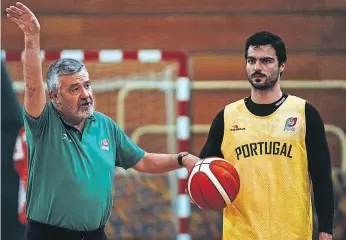  ?? ?? Mário Gomes intervém durante o treino, com Diogo Ventura atento