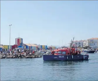  ??  ?? La vedette de La SNSM se rend sur le lieu du dépôt de gerbes