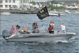  ?? Merbåten.
Kaptein Sabeltann med mannskap møtte som- ?? «DEN SORTE DAME»: