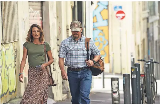  ?? FOTO: JESSICA FORDE/ FOCUS FEATURES ?? Virginie (Camille Cottin) und Bill (Matt Damon) gehen im Film „Stillwater“einem Hinweis nach.