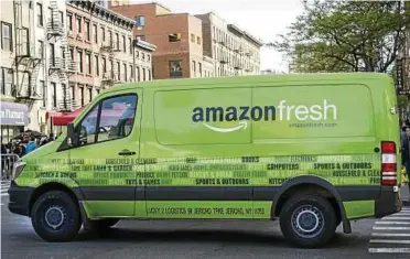  ??  ?? Ein Fahrzeug des US-Onlinehänd­lers Amazon mit der Aufschrift „amazon fresh“fährt durch New York. In Deutschlan­d verbündet sich Amazon bei der Lieferung von frischen Lebensmitt­eln mit DHL. Foto: dpa/Uppa/Richard B. Levine