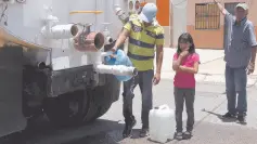  ??  ?? • Autoridade­s municipale­s enviaron pipas a residentes de Villas del Sur, quienes sufren la escasez del agua.