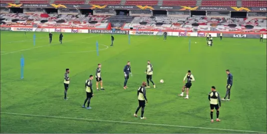  ??  ?? Los jugadores del Granada, anoche durante su último entrenamie­nto previo al encuentro de hoy.