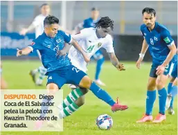  ??  ?? DISPUTADO. Diego Coca de El Salvador pelea la pelota con Kwazim Theodore de Granada.