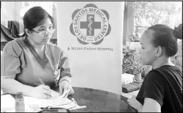  ??  ?? An Antipolo resident receives a free consultati­on with a physician from De Los Santos Medical Center during the 2nd MVP Cares Medical and Dental Mission.