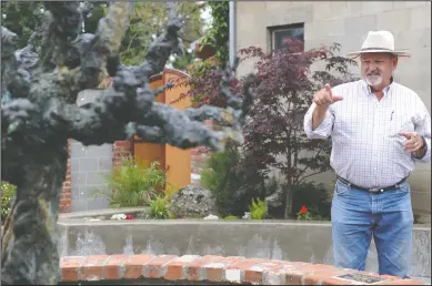  ?? NEWS-SENTINEL PHOTOGRAPH­S BY BEA AHBECK ?? Klinker Brick Winery co-owner Steve Felten stands by a sculpture by Rowland Cheney at the Lodi winery Wednesday, April 26, 2017. The winery is dedicating the sculpture by Rowland Cheney and a painting of the winery’s patio by Mary Doucette to the late...