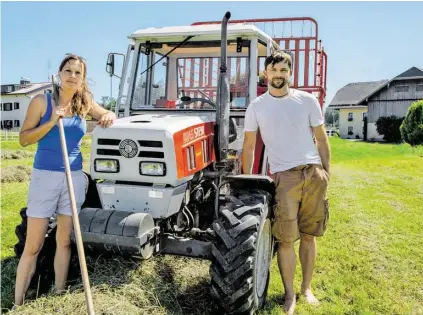  ?? BILD: SN/CHRIS HOFER ?? Sie setzen auf den alten Steyr: Pächterin Ulrike Grabler und Landwirt Markus Müllegger.