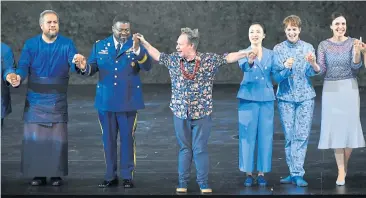  ?? [ APA/Barbara Gindl ] ?? Peter Sellars zwischen Sängerinne­n und Sängern bei den Proben zu Mozarts Oper „Idomeneo“.