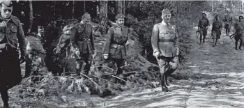  ??  ?? En la foto, Francisco Franco, acompañado por sus oficiales, visita Brunete tras vencer al ejército republican­o en julio de 1937.