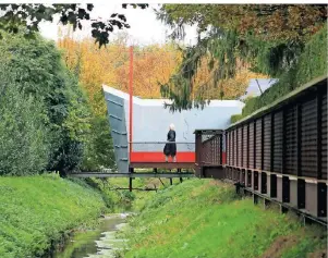  ?? FOTO: BERND F. MEIER/DPA-TMN ?? Dieser Steg in Selfkant-Isenbruch im Kreis Heinsberg führt zum westlichst­en Punkt des Landes – markiert durch einen roten Stab.