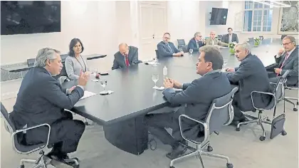  ??  ?? Reunión en Olivos. El presidente Alberto Fernández dialoga el jueves con el CEO de Vicentin, Sergio Nardelli.