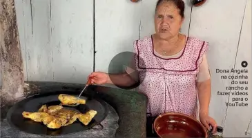  ?? ?? ◀ Dona Ángela na cozinha do seu rancho a fazer vídeos para o YouTube