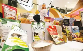  ?? PUGUH SUJIATMIKO/JAWA POS ?? RAMBAH PASAR NONMUSLIM: Produk makanan dan minuman halal yang dipamerkan di mal Surabaya. Kemenperin siap memberikan insentif untuk ekspor produk dan pembanguna­n kawasan industri halal.