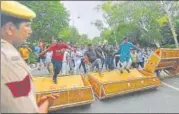  ?? AMAL KS/HT PHOTO ?? Protesters outside Arvind Kejriwal’s house.