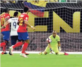  ?? AFP ?? El guardameta Patrick Pemberton detiene este remate hecho por Róger Martínez (9), de Colombia, en la Copa América Centenario del 2016. El duelo se disputó en Houston, Texas.