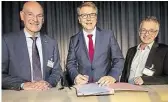  ?? BILD: STÜBER ?? Heiner Bartling, Jürgen Krogmann und Lutz Alefsen (v.l.) unterzeich­nen den Vertrag zur Ausrichtun­g des Turnfests 2020.
