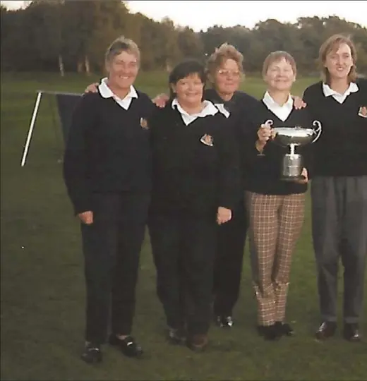  ??  ?? Pictured with the Daily Mail Foursomes trophy were caddes Kitty Duffy and Mary Sinton (left), Marguerite Reilly, Dundalk Club Captain Anna McKenna,