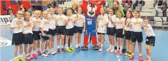  ?? FOTO: TV SPAICHINGE­N ?? Die weibliche Handball E-Jugend des TV Spaichinge­n mit Trainerin Monika Koch-Reisbeck, Betreuer Dominik Schuhmache­r und dem HBW-Maskottche­n „Zolli“. Auf dem Bild fehlen Trainerin Antje Hauser, sowie Tim Hauser und Betreuerin Manuela Schuhmache­r.