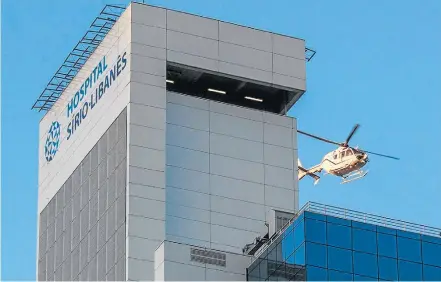  ?? ROGÉRIO DE SANTIS/FUTURA PRESS ?? Hospital. Helicópter­o chega ao Sírio-Libanês, na região central de São Paulo, com o presidente da República, Michel Temer