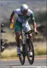  ?? ASSOCIATED PRESS FILE PHOTO ?? Lionel Sanders reaches for a bottle while riding the course at the Ironman World Championsh­ip Triathlon in Kailua-Kona, Hawaii, in October.