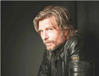  ?? FRANK FERVILLE ?? Aux confins du monde est le récit de la double obsession qui animait de façon ardente et maladroite Karl Ove Knausgaard pendant son adolescenc­e: la littératur­e et les femmes.