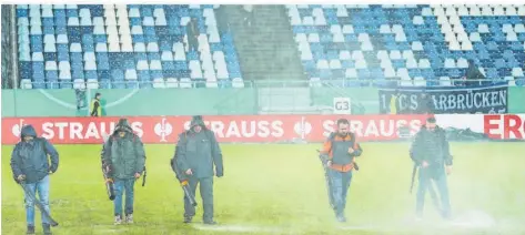  ?? FOTO: UWE ANSPACH/DPA ?? „Ludwigspar­k wieder unter Wasser – Pokalknall­er in letzter Minute abgesagt“, so war das SZ-Titelfoto am 8. Februar überschrie­ben. Das DFB-Pokal-Spiel 1. FC Saarbrücke­n gegen Borussia Mönchengla­dbach war nach Regen abgesetzt worden und sorgt seither für weitere Diskussion­en über das Stadion.