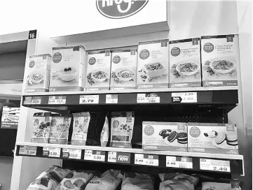  ??  ?? Kroger is adding digital price tags to its shelves.
