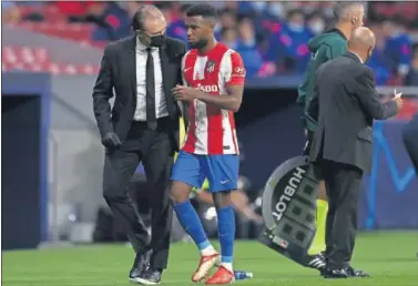  ??  ?? Lemar habla con el doctor Celada tras salir lesionado del Atleti-Oporto.