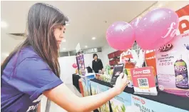  ?? — Gambar Bernama ?? BEGINI CARANYA: Kakitangan Potboy Grocery menunjukka­n cara penggunaaa­n aplikasi penyedia perkhidmat­an jualan barangan runcit dalam talian tempatan, Potboy Grocery di Kuala Lumpur baru-baru ini.