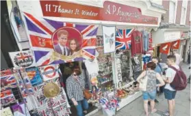  ?? Daniel Lealolivas, Getty Images ?? Memorabili­a celebratin­g the forthcomin­g wedding between Britain’s Prince Harry and Meghan Markle are for sale in a gift shop in Windsor, west of London, on May 8.