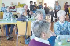  ?? FOTO: SENIORENKR­EIS ?? Aufmerksam folgen die Senioren beim Besinnungs­nachmittag den Ausführung­en von Karin Berhalter.