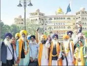  ?? SAMEER SEHGAL/HT ?? Sikh pilgrims leaving for Pakistan via the Attari-Wagah border in Amritsar on Tuesday.