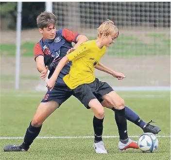  ?? FOTO: VOSKRESENS­KYI ?? Die C-Jugend des OSC Rheinhause­n (blaues Trikot) gewann in der Hinrunde das Niederrhei­nliga-Duell gegen den VfB Homberg mit 2:0.