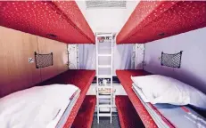  ?? FOTO: MAREK KNOPP/ÖBB/DPA ?? Der Sechser-Liegewagen im „Nightjet“hat den Charme eines Kinderzimm­ers – nur etwas beengter. Aber das ist ja auch gemütlich.