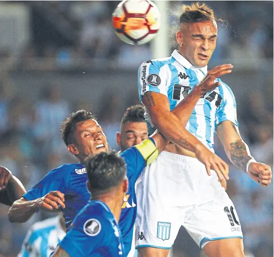  ?? Mauro alfieri ?? Lautaro Martínez salta más alto que todos y, de cabeza, remata su obra en el Cilindro: un hat-trick en su debut en la Copa