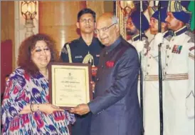  ??  ?? Madhu Jain receives the prestigiou­s award on Internatio­nal Women’s Day (March 8) from the President of India, Ram Nath Kovind at Rashtrapat­i Bhavan