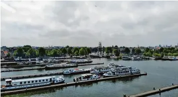  ?? Foto: Patricia Zettler ?? Ein typisches Bild aus Amsterdam: Eine Grachtenfa­hrt gehört zum Besuch in der niederländ­ischen Hauptstadt auf jeden Fall dazu.