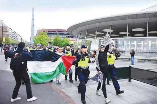  ?? Agence France-presse ?? ↑ Police remove pro-palestinia­n protesters in Malmo, Sweden, on Saturday.