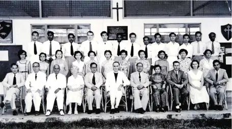  ?? ?? Bishop Keen, flanked by his assistant Datuk Song Thian Eng (seated, fi shown in this photo taken in 1955. h le ) and headmaster of the primary school Chong Eng Nyuk, with the teachers,