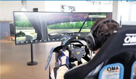  ?? TOB ?? Im Simulator der Schweizer Firma wirken Kräfte, wie sie auch in einem echten Rennwagen auftreten können. Sehen Sie im Video auf 20min.ch, wie es ist, mit dem Rennsimula­tor virtuelle Runden zu drehen.