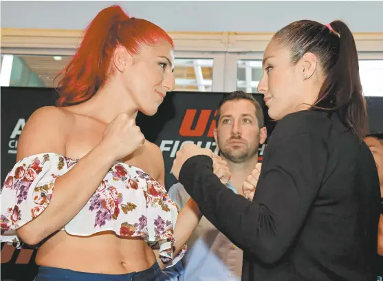  ??  ?? Joe Carr (c), atento al face to face de Randa Markos y Alexa Grasso