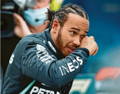  ?? Foto: Tolga Bozoglu, dpa ?? Sein siebter WM‰Titel ging auch Lewis Hamilton selbst zu Herzen. Der alte und neue Formel‰1‰Weltmeiste­r sieht seine erfolgreic­he Karriere als Beispiel für alle Kinder, ihre Träume zu verwirklic­hen.