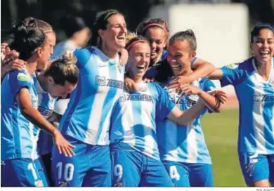  ?? MALAGACF ?? El equipo blanquiazu­l celebrando el tanto de Adriana Martín.