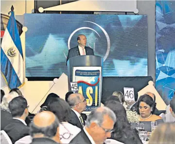  ??  ?? Discurso. El presidente de la ASI, Javier Simán, participó anoche en la entrega anual de reconocimi­entos que realiza la gremial, en donde dirigió un mensaje a la concurrenc­ia.