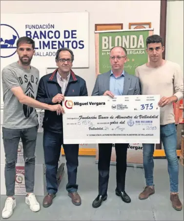 ??  ?? SOLIDARIDA­D. Los goles tienen premio solidario: carne de Miguel Vergara para el Banco de Alimentos.